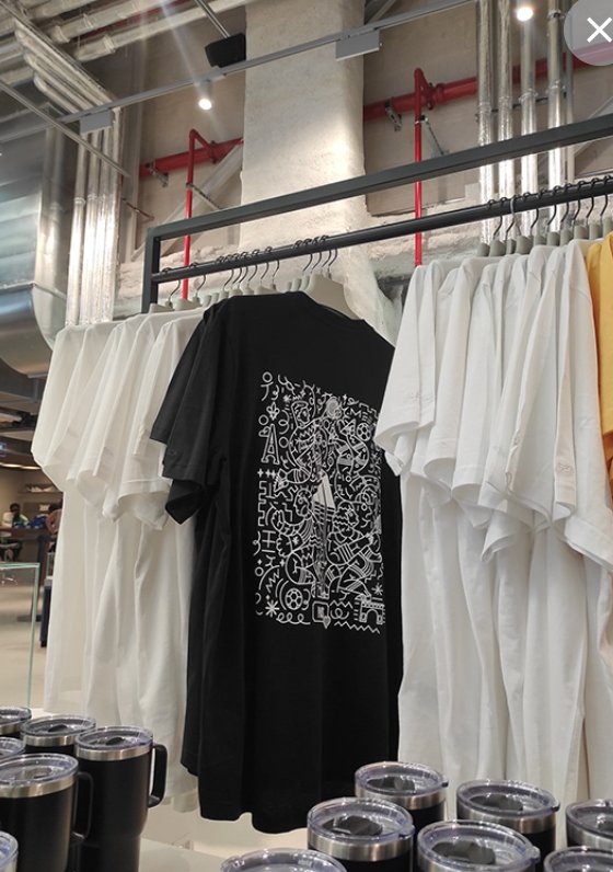 Adidas — T-shirt noir en boutique