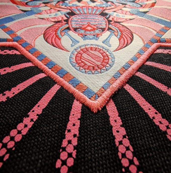 Relic Cipher — Détail broderie